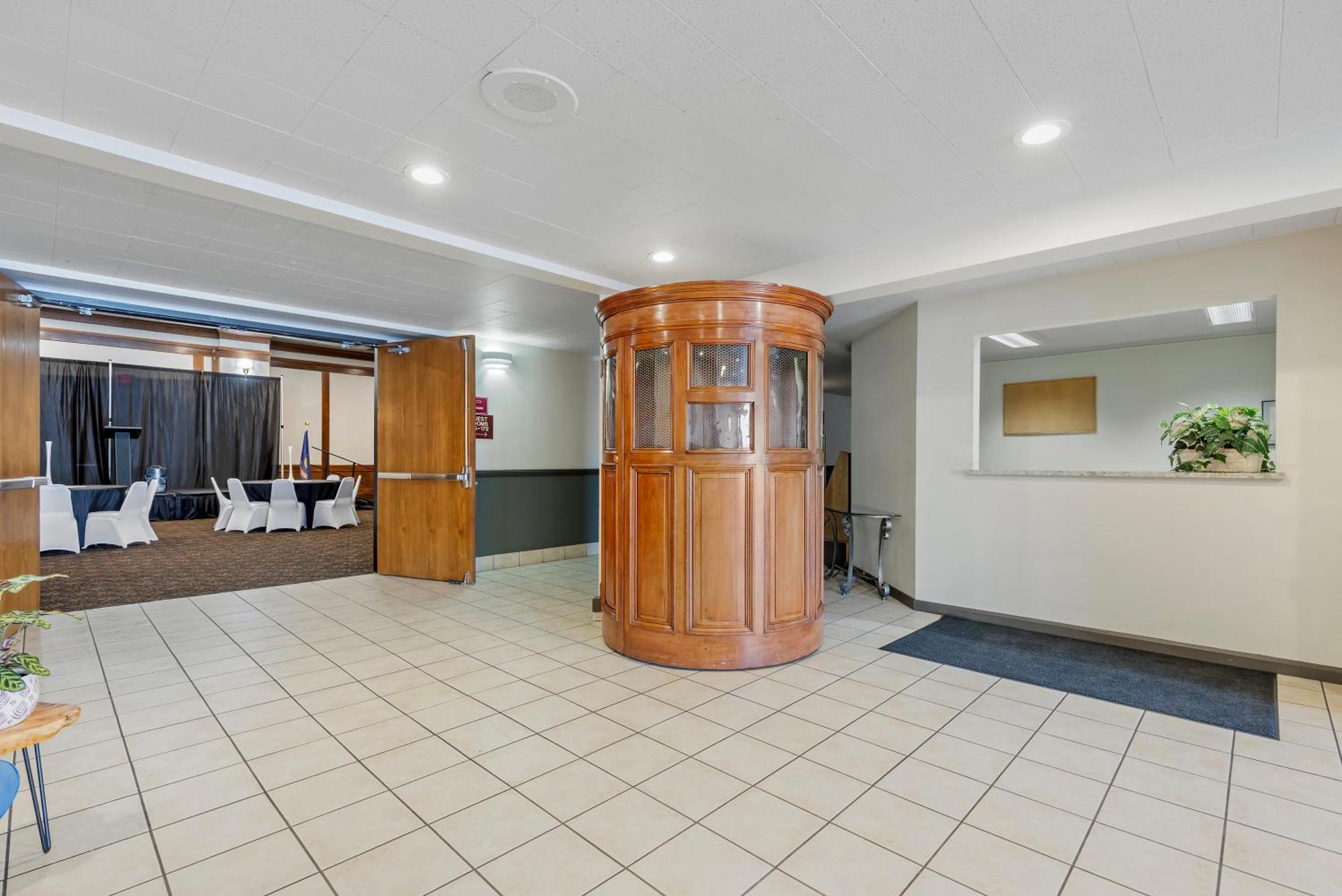 Seaport Inn & Suites Люистън Екстериор снимка